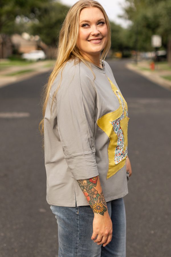 Medium Grey Floral Star Patched Pattern 3/4 Sleeve Plus Size Top - Image 3